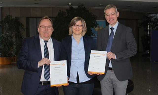 Präsentieren stolz die neue Auszeichnung im Kundenzentrum (v.l.n.r.): Dr. Rainer Gerloff, Geschäftsführer HALBERSTADTWERKE GmbH, Katja Geling, Leiterin Unternehmenssteuerung HALBERSTADTWERKE GmbH und Peter Schubert, Bereichsleiter Vertrieb HALBERSTADTWERKE GmbH.
