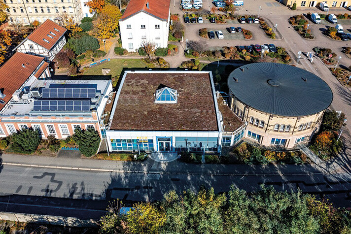 Drohnen-Luftbild des Betriebsgeländes der Halberstadtwerke bei Sonnenschein im Herbst, von der Wehrstedter Straße aus.. Im Vordergrund sieht man das Kundenzentrum und die Rotunde.