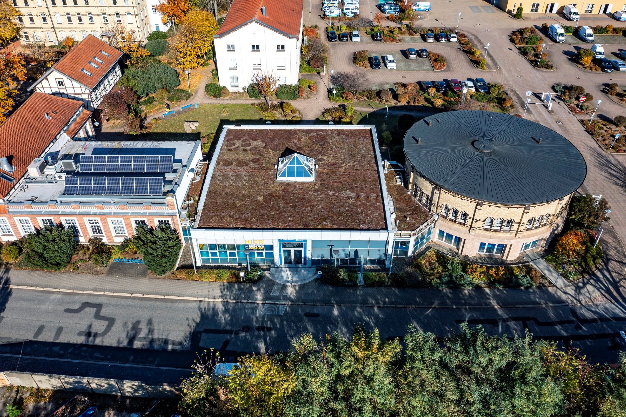 Drohnen-Luftbild des Betriebsgeländes der Halberstadtwerke bei Sonnenschein im Herbst, von der Wehrstedter Straße aus.. Im Vordergrund sieht man das Kundenzentrum und die Rotunde.