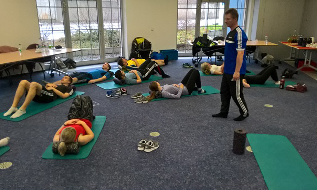 Fit machen für den Berufsalltag: René Rackwitz, Seminarleiter und Geschäftsführer PRAEVENTI Institut für Prävention, Therapie und Rehabilitation übt mit Auszubildenden der HALBERSTADTWERKE Ausgleichsbewegungen im Rahmen des „Ergonomie-Führerscheins“ ein.