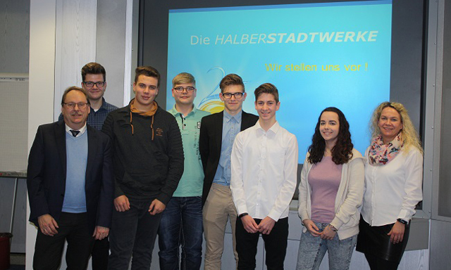 Besiegelten offiziell die Zusammenarbeit ab kommendem Jahr (v.l.n.r.): Dr. Rainer Gerloff, Geschäftsführer HALBERSTADTWERKE GmbH, Jean Phillip Sonnenburg, Leon Löpke, Francis James Siebert, Max Pascal Schünke, Fabian Bötticher, Eileen Sattler und Nicole Barz, Personalreferentin HALBERSTADTWERKE GmbH.