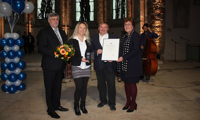Stolze Preisträger inmitten der Ehrenden (v.l.n.r.): Klaus Olbricht, Präsident Industrie- und Handelskammer Magdeburg, Nicole Barz, Personalreferentin HALBERSTADTWERKE GmbH, Andreas Jahn, Bereichsleiter Personal- und Unternehmensentwicklung HALBERSTADTWERKE GmbH und Petra Grimm-Benne, Ministerin für Arbeit, Soziales und Integration Land Sachsen-Anhalt.