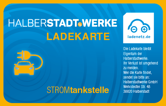 Ansicht der Vorderseite der Ladekarte der Halberstadtwerke. Eine blaue Karte mit gelber Umrandung und einem Auto mit Stromstecker als Icon und dem Schriftzug "Ladekarte". Auf der rechten Seite sieht man das Logo von ladenetz.de, darunter der Hinweis: "Die Ladekarte bleibt Eigentum der Halberstadtwerke. Ihr Verlust ist umgehend zu melden. Wer die Karte findet, sendet sie bitte an: Halberstadtwerke GmbH, Wehrstedter Straße 48, 38820 Halberstadt.".