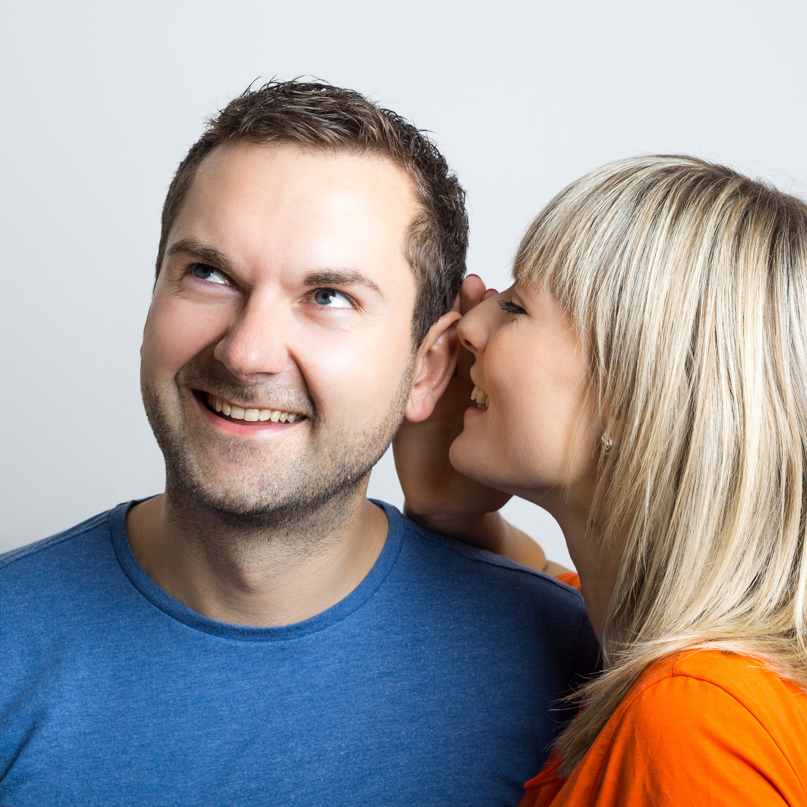 Situation im Kundenzentrum, vom linken Besucherplatz mit Stuhlgruppe fotografiert: eine junge Frau in grüner Bluse steht hinter dem Infotresen und berät einen jungen Mann, der vor dem Infotresen steht.