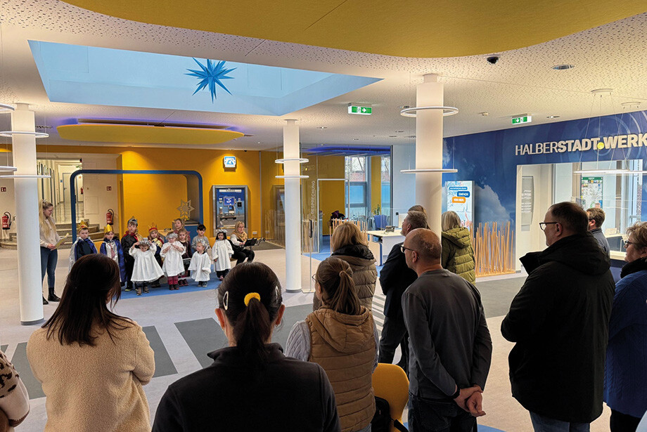 Foto der Sternsinger-Kinder im Kundenzentrum mit einigen Mitarbeitern der Halberstadtwerke.