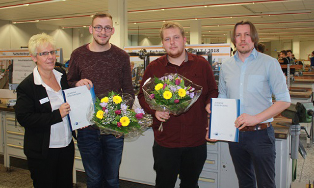 Glückwünsche zum erfolgreichen Abschluss (v.l.n.r.): Thessa Koch, Ausbilderin Umwelttechnische Berufe SBH Südost GmbH – Standort Magdeburg, die ehemaligen HALBERSTADTWERKE-Azubis Florian Bernecker, Dustin Brode sowie Torsten Voigt, stellvertretender Meister Rohrnetz HALBERSTADTWERKE GmbH.