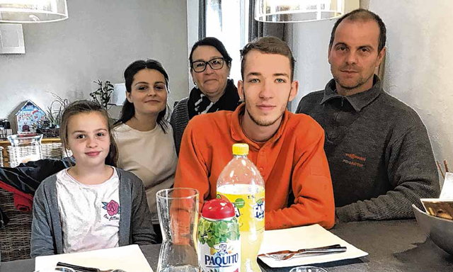 Justin Johannsen mit seiner Gastfamilie im französichen Lucé
